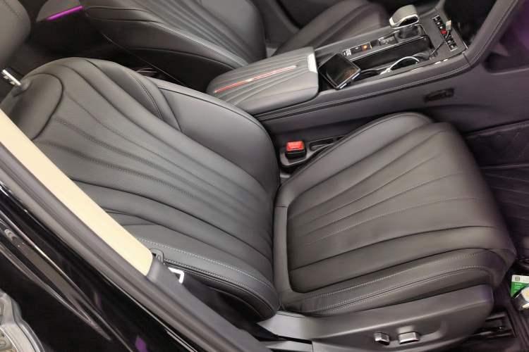 Used Hongqi H5 2025 2.0T Automatic Flag Edition – 500 000 Units Commemorative Version Right Front Seat