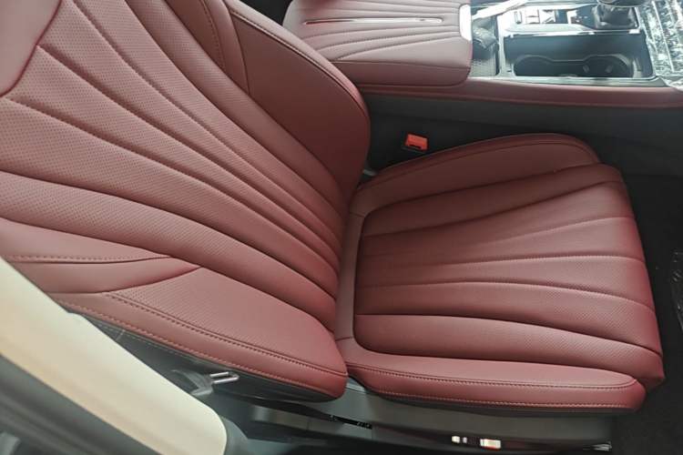 Used Hongqi H5 2025 2.0T Automatic Flag Edition – 500 000 Units Commemorative Version Right Front Seat