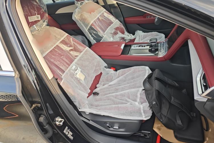 Used Hongqi H5 2025 2.0T Automatic Flag Edition – 500 000 Units Commemorative Version Right Front Seat