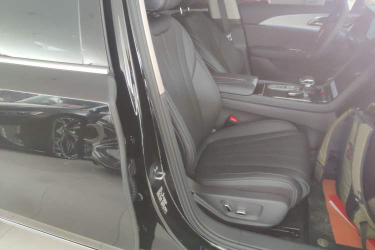 Used Hongqi H5 2025 2.0T Automatic Flag Edition – 500 000 Units Commemorative Version Right Front Seat