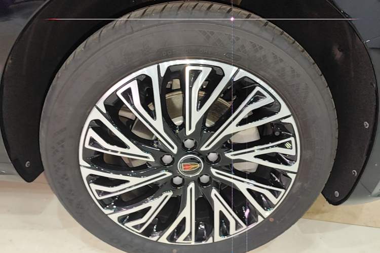 Used Hongqi H5 2025 2.0T Automatic Flag Edition – 500 000 Units Commemorative Version Right Front Wheel Hub