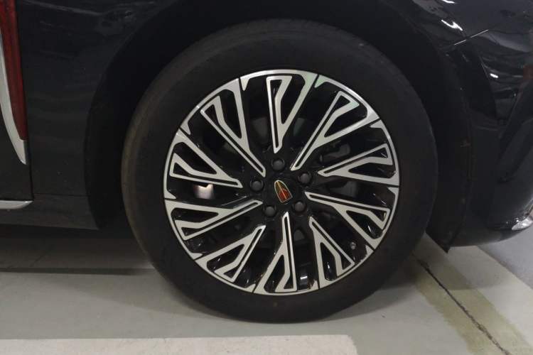 Used Hongqi H5 2025 2.0T Automatic Flag Edition – 500 000 Units Commemorative Version Right Front Wheel Hub