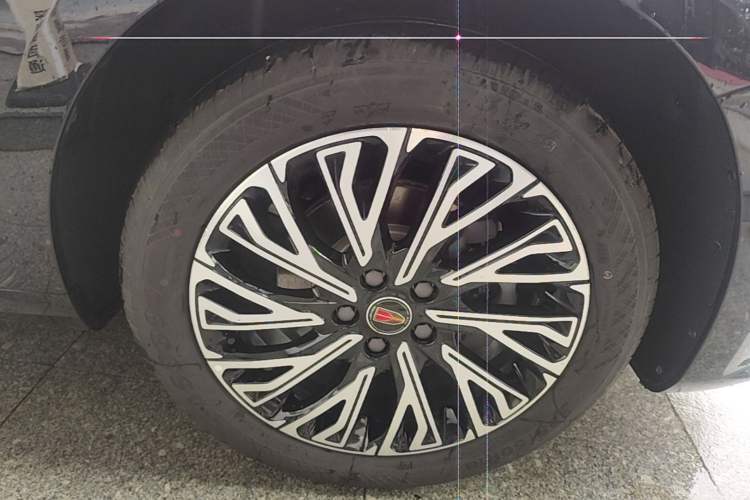 Used Hongqi H5 2025 2.0T Automatic Flag Edition – 500 000 Units Commemorative Version Right Front Wheel Hub