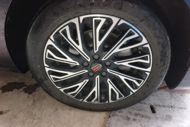 Used Hongqi H5 2025 2.0T Automatic Flag Edition – 500 000 Units Commemorative Version Right Front Wheel Hub