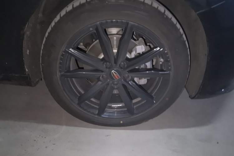 Used Hongqi H5 2025 2.0T Automatic Xuan Ying Edition Right Front Wheel Hub