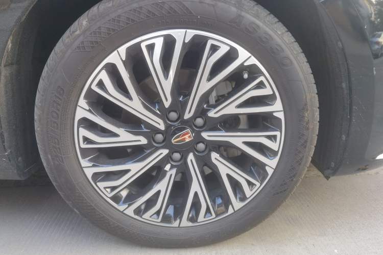 Used Hongqi H5 2025 2.0T Automatic Flag Edition – 500 000 Units Commemorative Version Right Front Wheel Hub