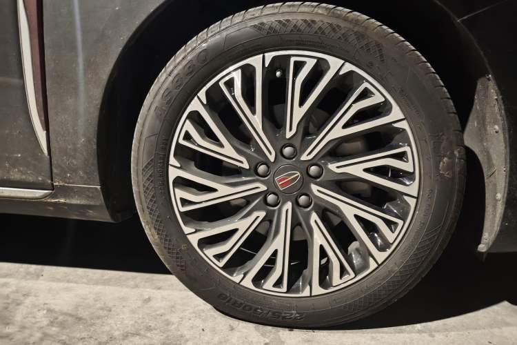 Used Hongqi H5 2025 2.0T Automatic Flag Edition – 500 000 Units Commemorative Version Right Front Wheel Hub