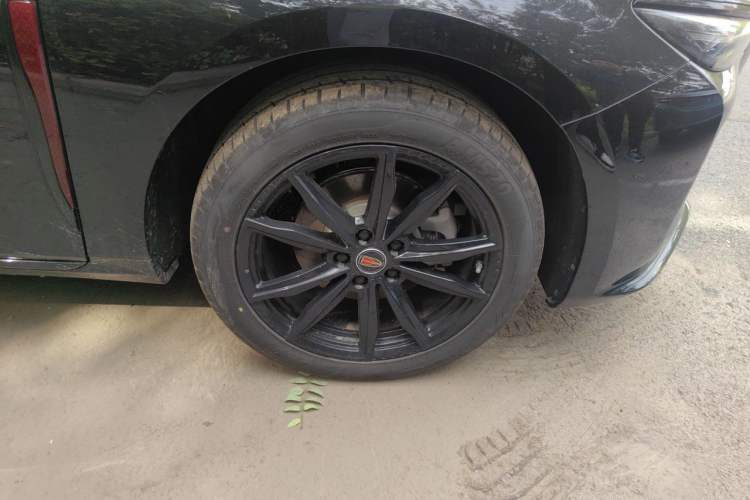 Used Hongqi H5 2025 2.0T Automatic Xuan Ying Edition Right Front Wheel Hub