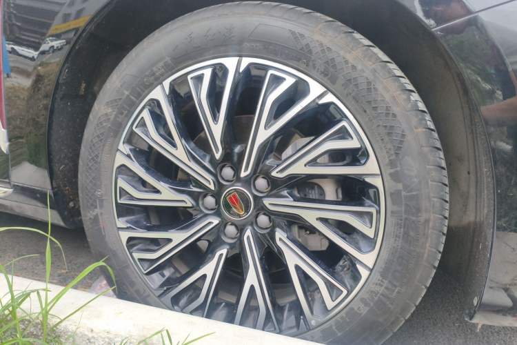 Used Hongqi H5 2025 2.0T Automatic Flag Edition – 500 000 Units Commemorative Version Right Front Wheel Hub