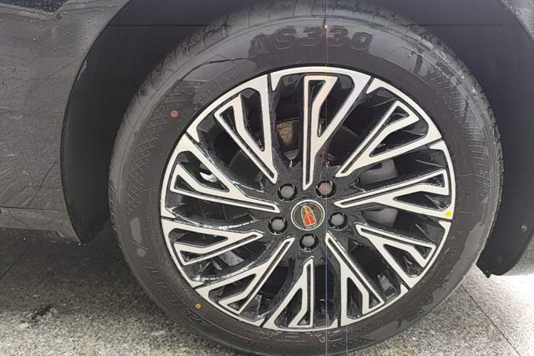 Used Hongqi H5 2025 2.0T Automatic Flag Edition – 500 000 Units Commemorative Version Right Front Wheel Hub