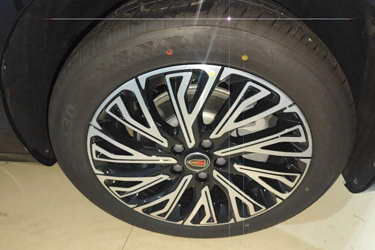 Used Hongqi H5 2025 2.0T Automatic Flag Edition – 500 000 Units Commemorative Version Right Front Wheel Hub