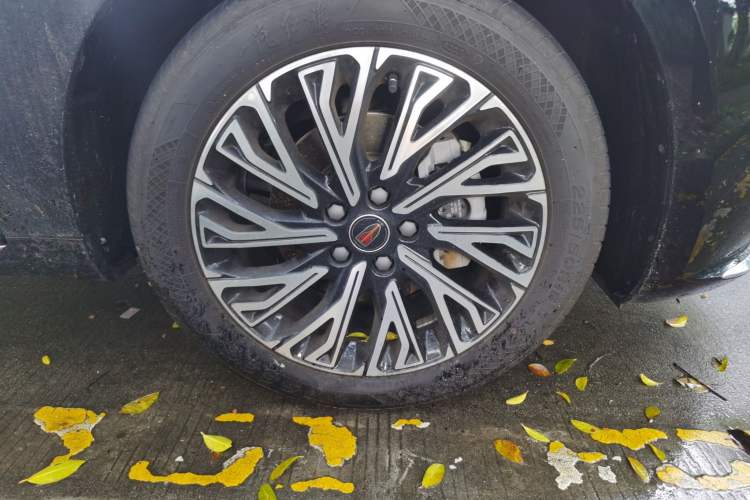 Used Hongqi H5 2025 2.0T Automatic Flag Edition – 500 000 Units Commemorative Version Right Front Wheel Hub