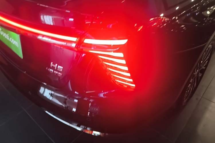 Used Hongqi H5 2025 2.0T Automatic Flag Edition – 500 000 Units Commemorative Version Right Rear Taillight
