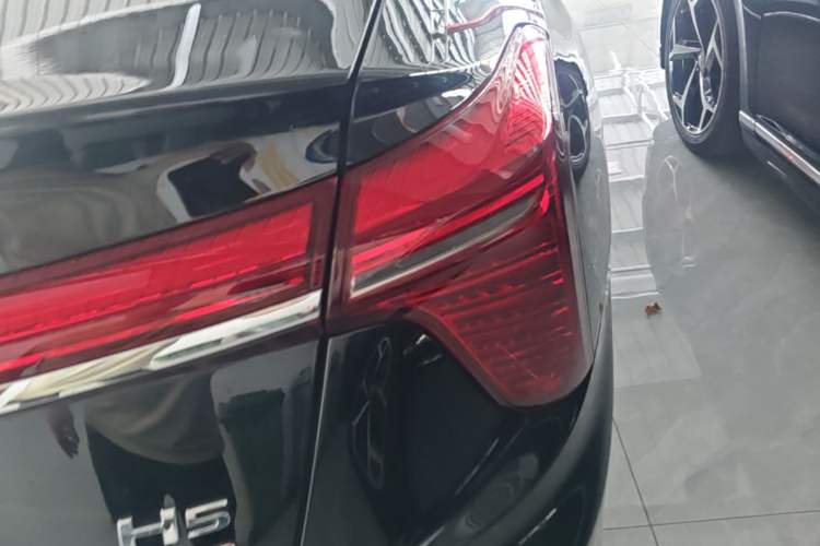 Used Hongqi H5 2025 2.0T Automatic Flag Edition – 500 000 Units Commemorative Version Right Rear Taillight