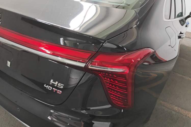 Used Hongqi H5 2025 2.0T Automatic Flagship 500 000th Unit Anniversary Edition Right Rear Taillight