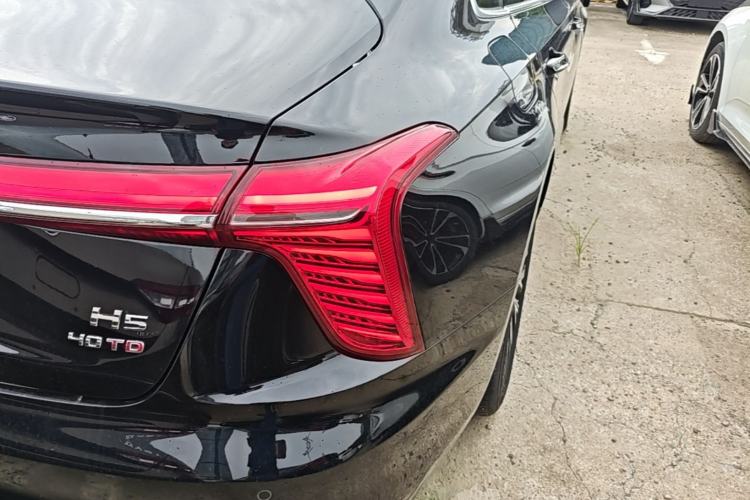 Used Hongqi H5 2025 2.0T Automatic Flag Edition – 500 000 Units Commemorative Version Right Rear Taillight
