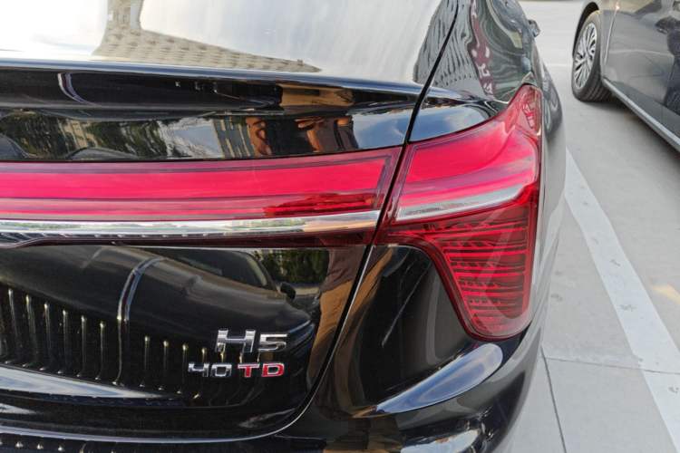 Used Hongqi H5 2025 2.0T Automatic Flag Edition – 500 000 Units Commemorative Version Right Rear Taillight