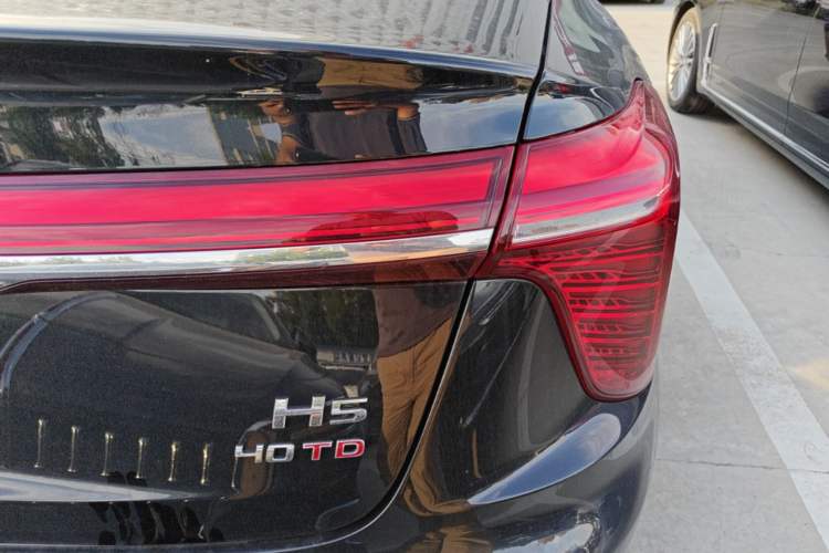 Used Hongqi H5 2025 2.0T Automatic Flag Edition – 500 000 Units Commemorative Version Right Rear Taillight