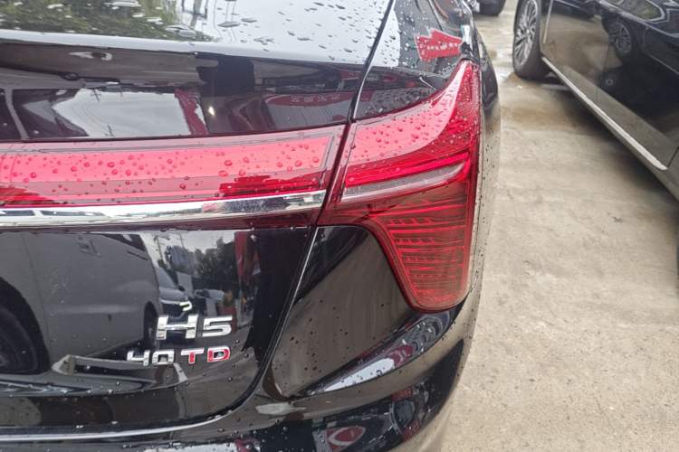 Used Hongqi H5 2025 2.0T Automatic Flag Edition – 500 000 Units Commemorative Version Right Rear Taillight