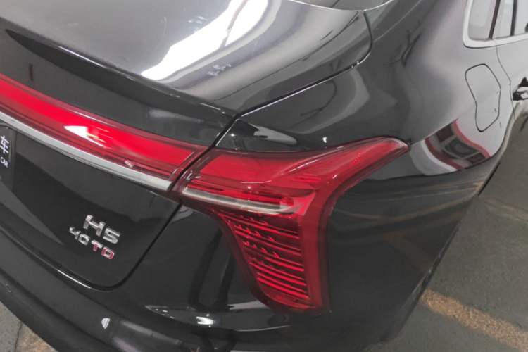 Used Hongqi H5 2025 2.0T Automatic Flag Edition – 500 000 Units Commemorative Version Right Rear Taillight
