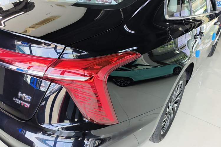 Used Hongqi H5 2025 2.0T Automatic Flag Edition – 500 000 Units Commemorative Version Right Rear Taillight