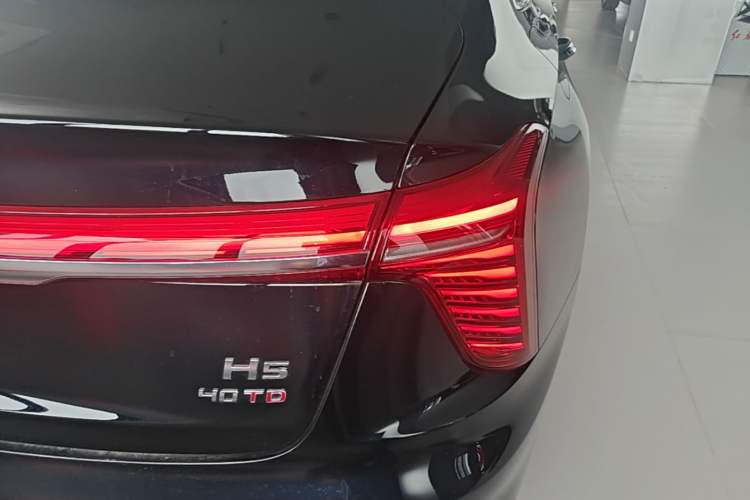 Used Hongqi H5 2025 2.0T Automatic Flag Edition – 500 000 Units Commemorative Version Right Rear Taillight