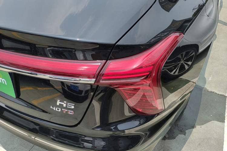 Used Hongqi H5 2025 2.0T Automatic Flag Edition – 500 000 Units Commemorative Version Right Rear Taillight
