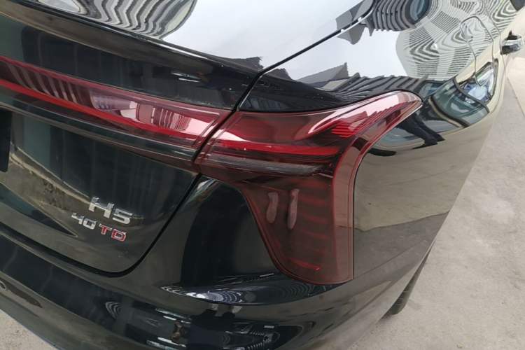 Used Hongqi H5 2025 2.0T Automatic Xuan Ying Edition Right Rear Taillight