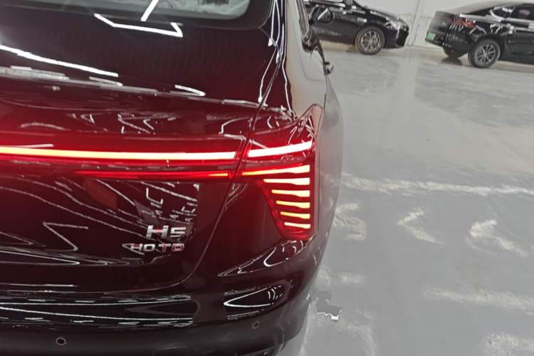 Used Hongqi H5 2025 Model 2.0T Automatic Xuan Ying 2 Million Units Commemorative Edition Right Rear Taillight