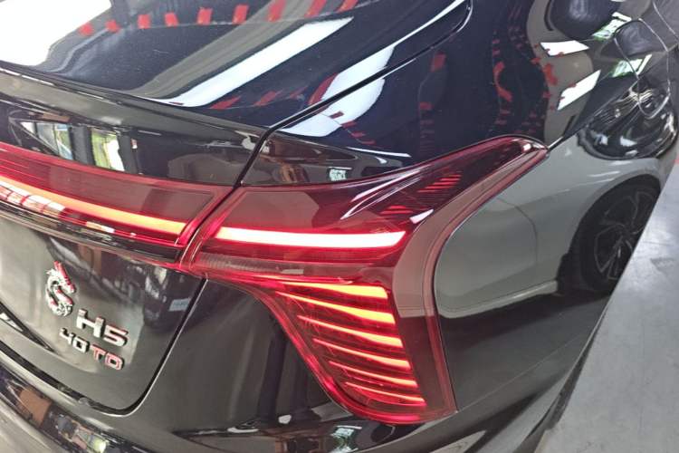 Used Hongqi H5 2025 1.5T DCT Xuan Ying Edition Right Rear Taillight
