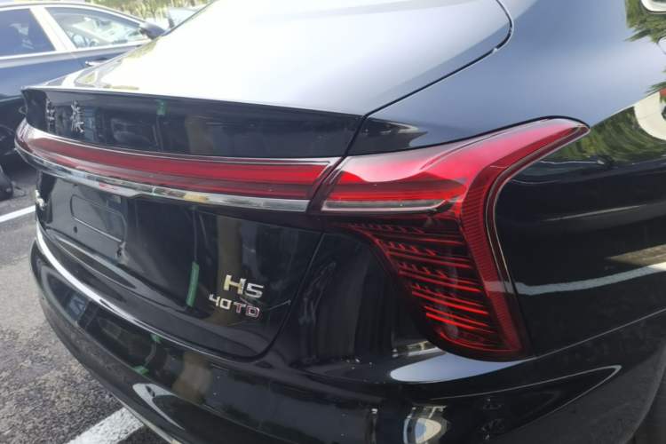 Used Hongqi H5 2025 2.0T Automatic Flag Edition – 500 000 Units Commemorative Version Right Rear Taillight