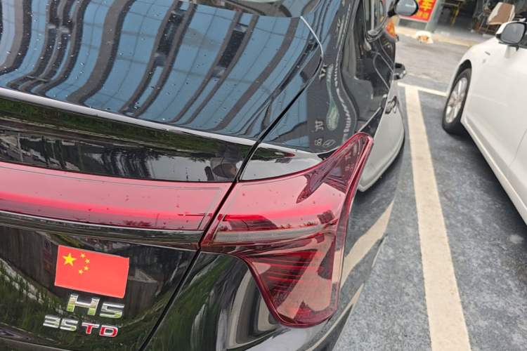 Used Hongqi H5 2025 1.5T DCT Xuan Ying Edition Right Rear Taillight