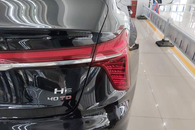 Used Hongqi H5 2025 2.0T Automatic Flag Edition – 500 000 Units Commemorative Version Right Rear Taillight