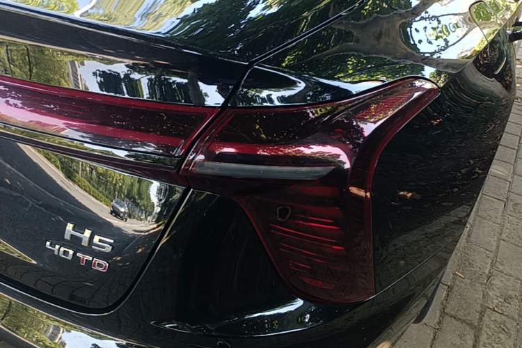 Used Hongqi H5 2025 2.0T Automatic Xuan Ying Edition Right Rear Taillight