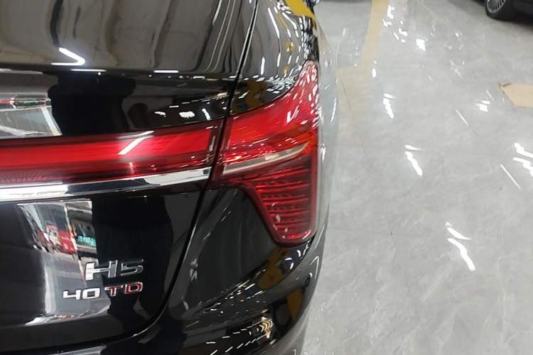 Used Hongqi H5 2025 2.0T Automatic Flag Edition – 500 000 Units Commemorative Version Right Rear Taillight