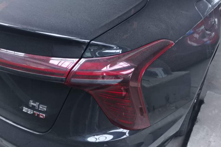 Used Hongqi H5 2025 1.5T DCT Xuan Ying Edition Right Rear Taillight
