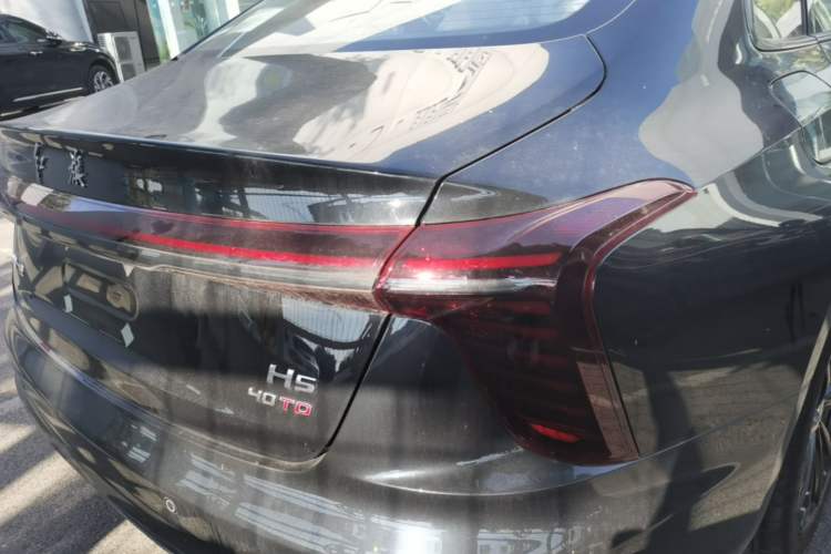 Used Hongqi H5 2025 Model 2.0T Automatic Xuan Ying 2 Million Units Commemorative Edition Right Rear Taillight