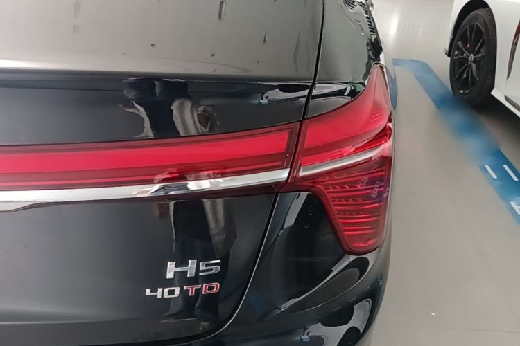 Used Hongqi H5 2025 2.0T Automatic Flag Edition – 500 000 Units Commemorative Version Right Rear Taillight