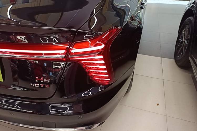 Used Hongqi H5 2025 2.0T Automatic Flag Edition – 500 000 Units Commemorative Version Right Rear Taillight