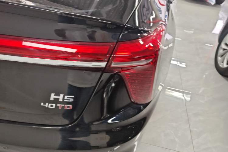 Used Hongqi H5 2025 2.0T Automatic Flag Edition – 500 000 Units Commemorative Version Right Rear Taillight