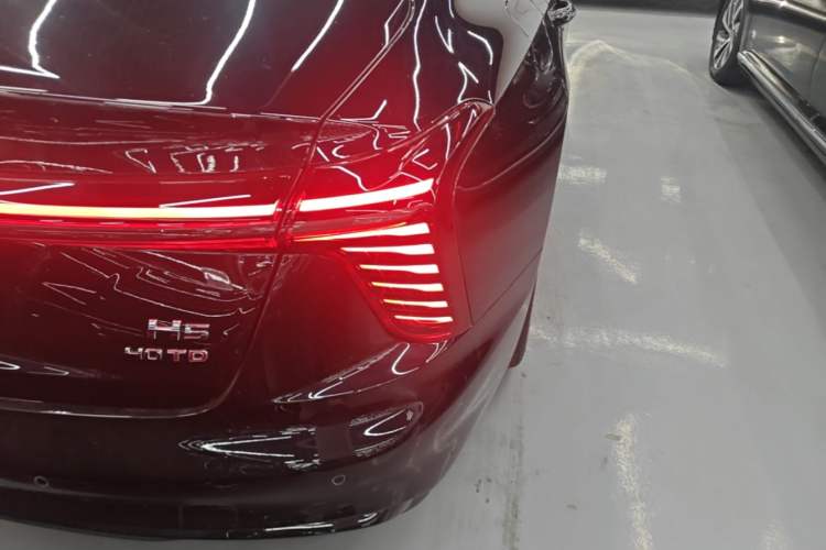 Used Hongqi H5 2025 2.0T Automatic Xuan Ying Edition Right Rear Taillight