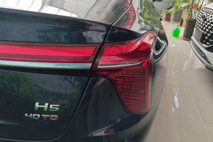 Used Hongqi H5 2025 2.0T Automatic Flag Edition – 500 000 Units Commemorative Version Right Rear Taillight