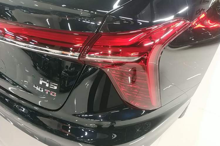 Used Hongqi H5 2025 2.0T Automatic Flag Edition – 500 000 Units Commemorative Version Right Rear Taillight