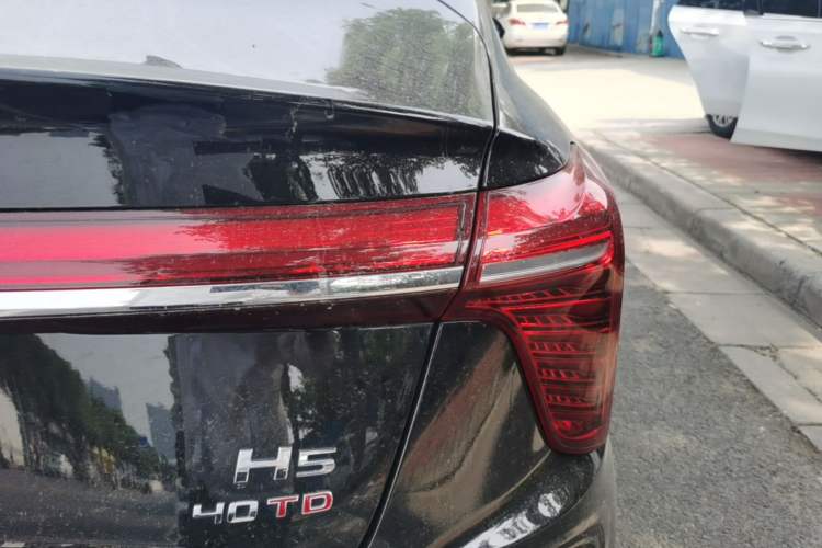 Used Hongqi H5 2025 2.0T Automatic Flag Edition – 500 000 Units Commemorative Version Right Rear Taillight