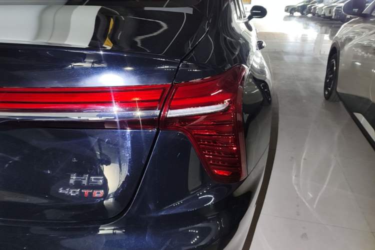 Used Hongqi H5 2025 2.0T Automatic Flag Edition – 500 000 Units Commemorative Version Right Rear Taillight