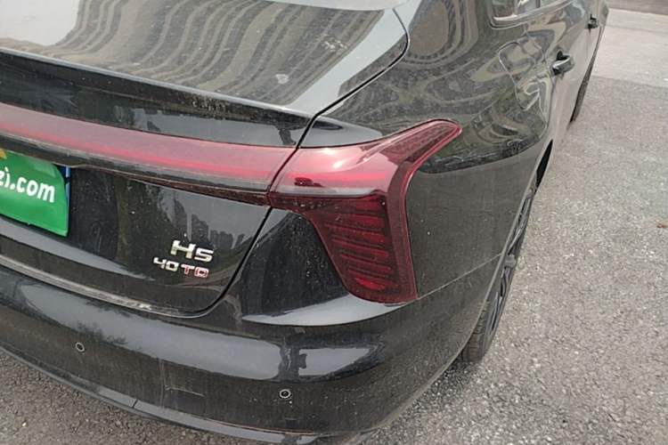 Used Hongqi H5 2025 Model 2.0T Automatic Xuan Ying 2 Million Units Commemorative Edition Right Rear Taillight
