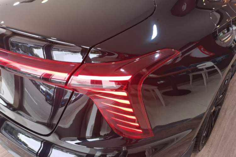 Used Hongqi H5 2025 2.0T Automatic Xuan Ying Edition Right Rear Taillight
