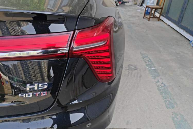 Used Hongqi H5 2025 2.0T Automatic Flag Edition – 500 000 Units Commemorative Version Right Rear Taillight