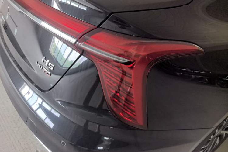 Used Hongqi H5 2025 2.0T Automatic Flag Edition – 500 000 Units Commemorative Version Right Rear Taillight