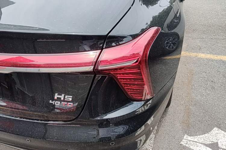 Used Hongqi H5 2025 2.0T Automatic Flag Edition – 500 000 Units Commemorative Version Right Rear Taillight